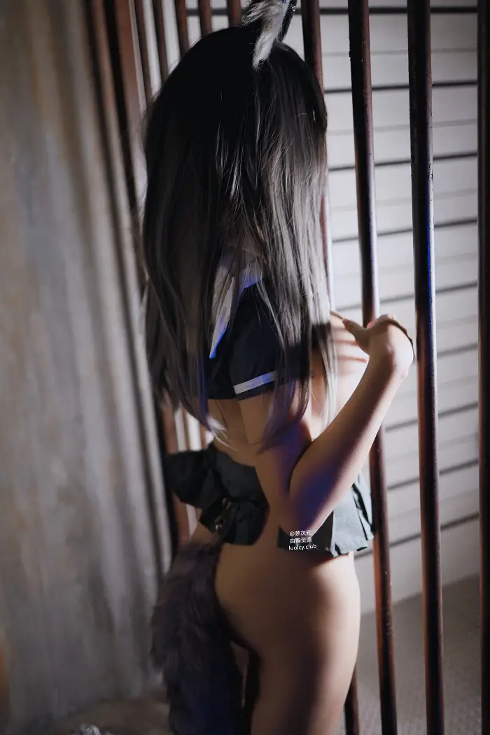 모모 Momo, 누드 사진집 길들여진 늑대 소녀