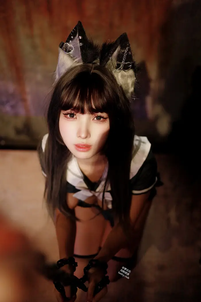 모모 Momo, 누드 사진집 길들여진 늑대 소녀