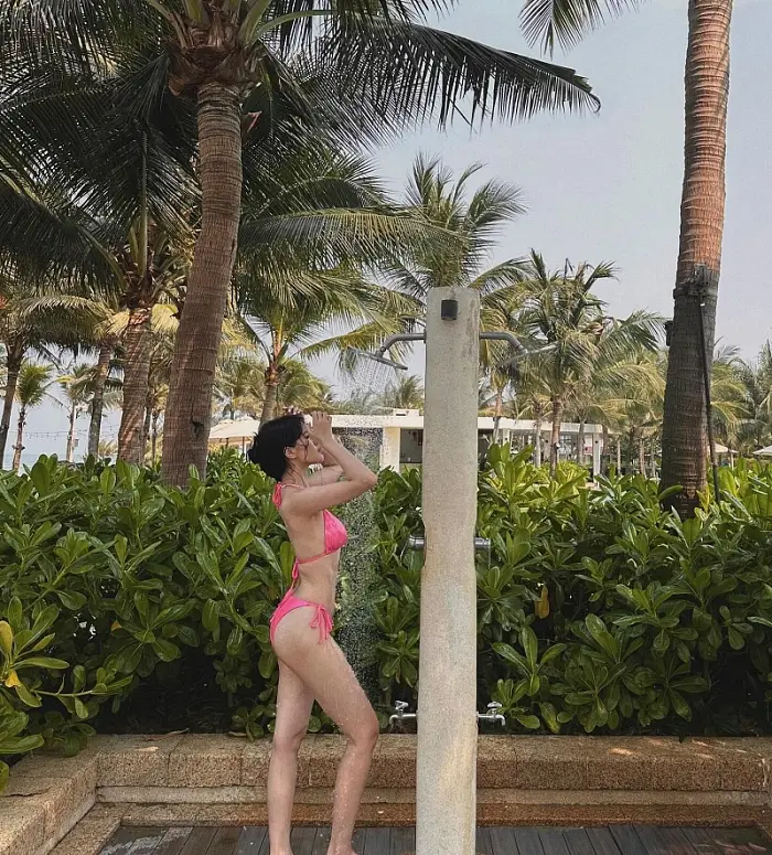 호이안의 여행중 해변에서 샤워중인 처자