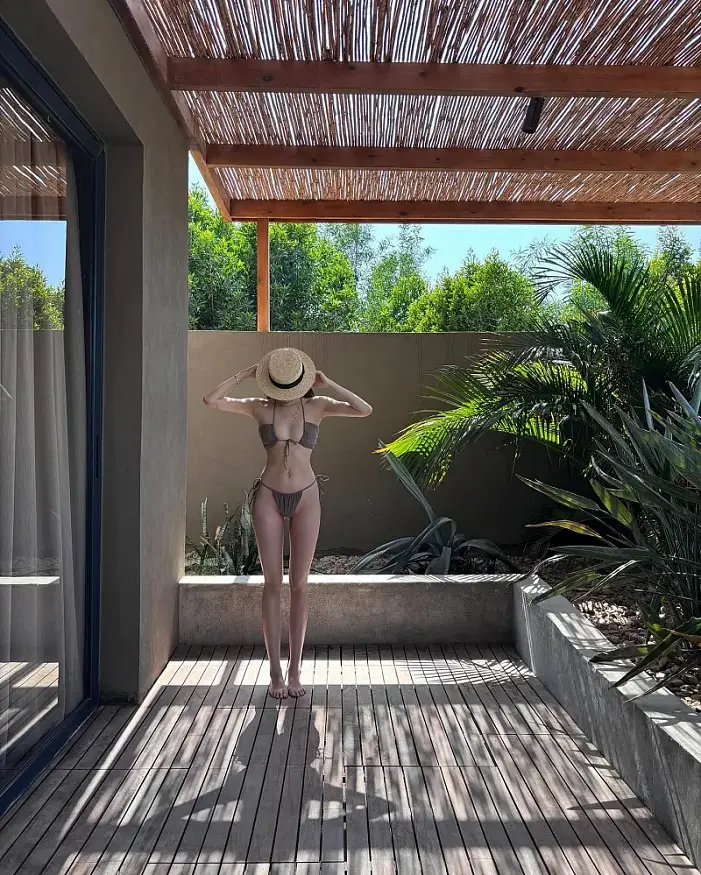 가슴은 슬랜더하지 않은 비키니녀