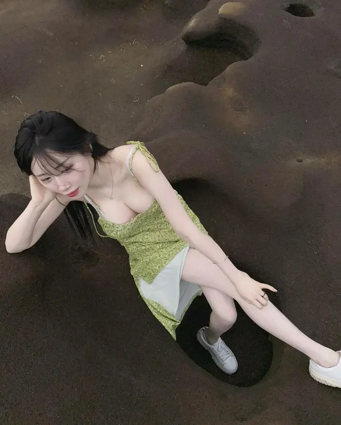 피부가 눈이부시게 하얀 누나