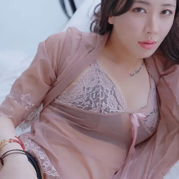 침대 위 성숙한 섹시 슬립