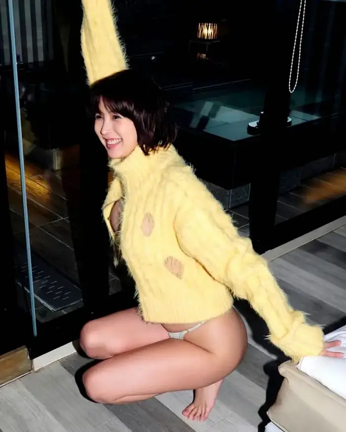 아오이 츠카사의 귀여운 노란 스웨트