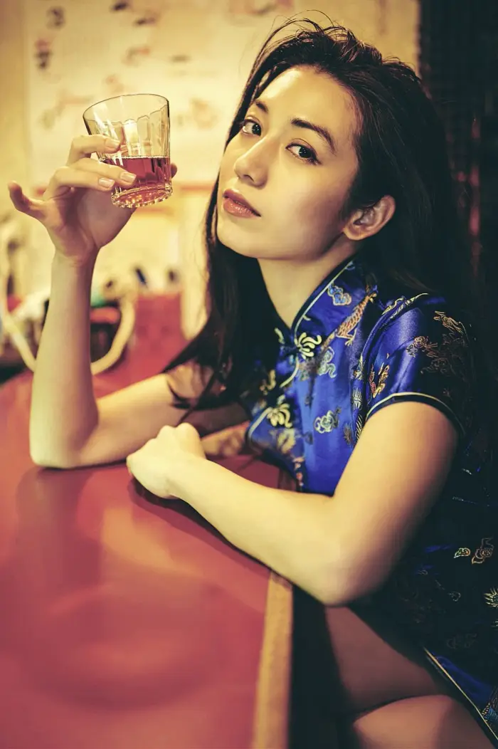 사토 아이리, FRIDAY 디지털 사진집 「신주쿠 로널리네스」 1권