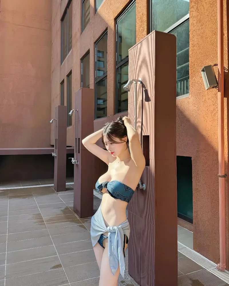 야외샤워장에서의 몸매자랑